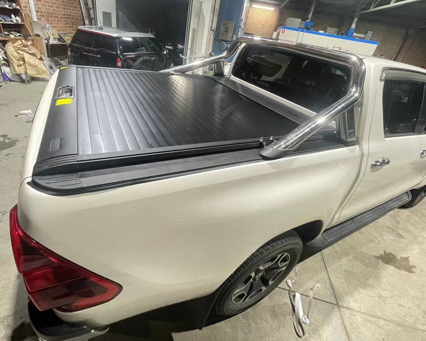 Manual Roller Shutter For Toyota Hilux– Detail Shot